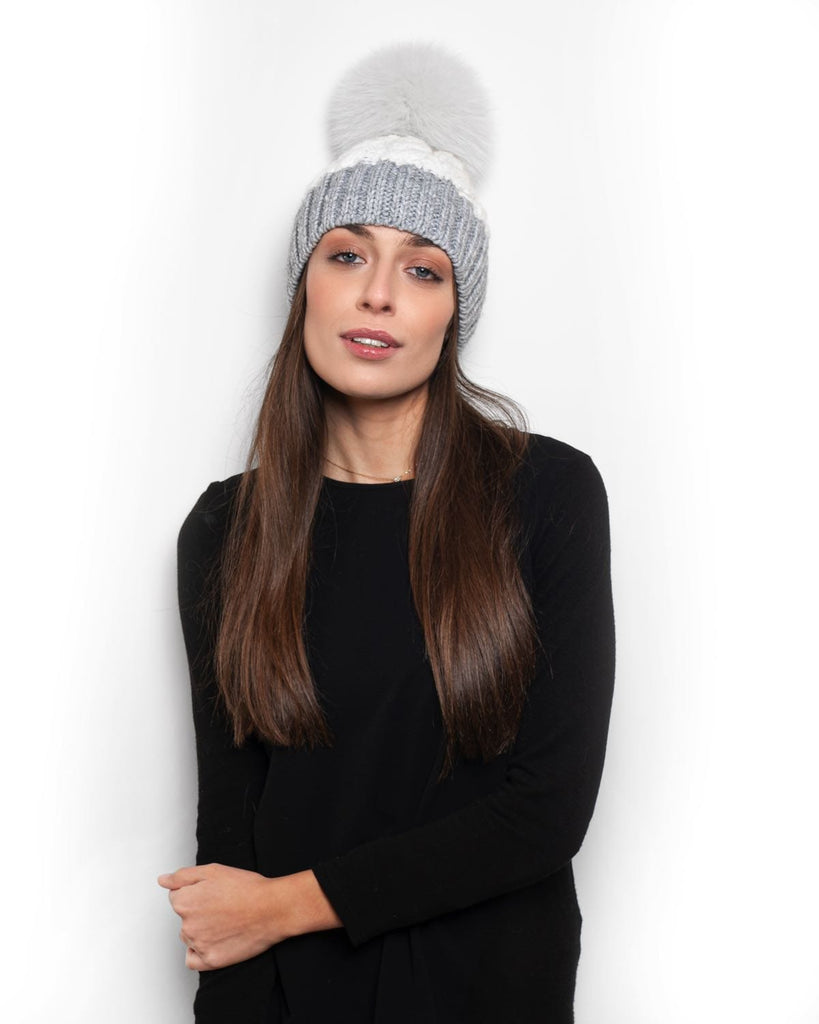 Cappellino con PonPon in Volpe Bianco e Grigio