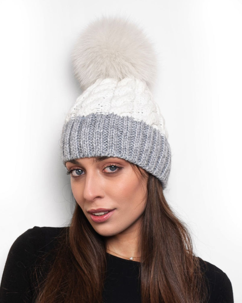 Cappellino con PonPon in Volpe Bianco e Grigio