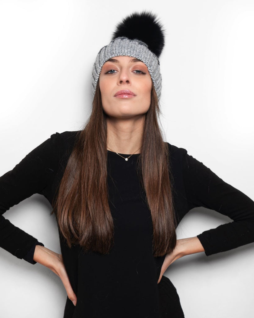 Cappellino con PonPon in Volpe Grigio Chiaro e Grigio Scuro - Elisabettapanerai