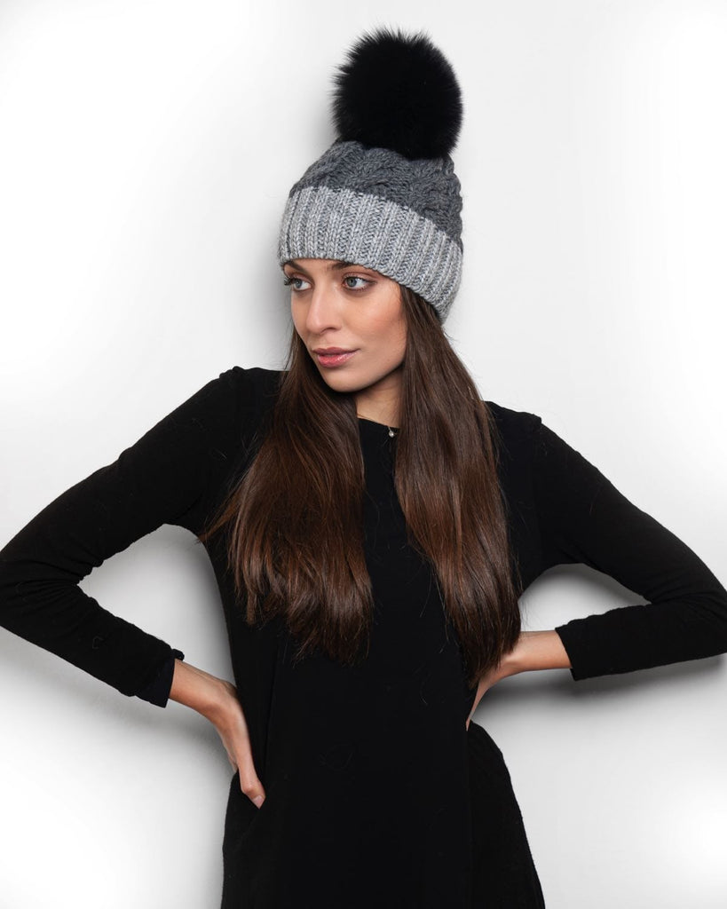 Cappellino con PonPon in Volpe Grigio Chiaro e Grigio Scuro - Elisabettapanerai